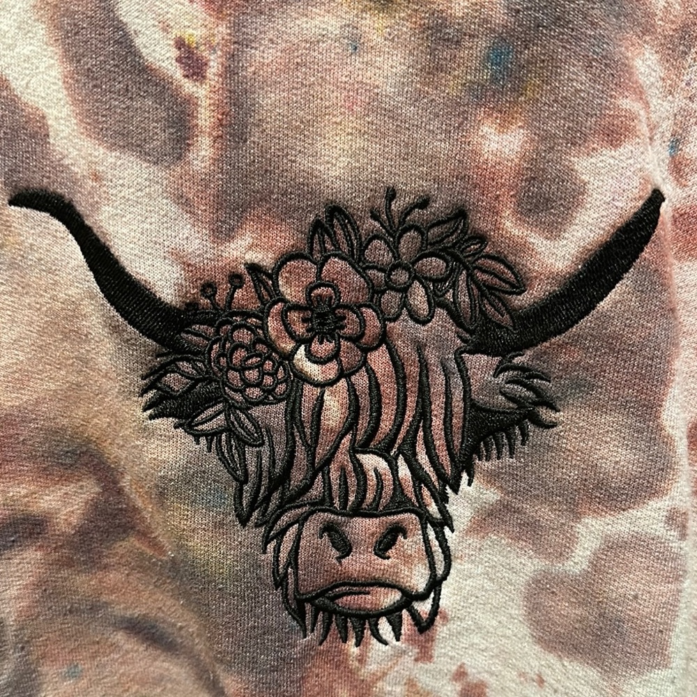 Mauve Tie-Dye Sweatshirt with Highland Cow Design - Picture 4 of 4